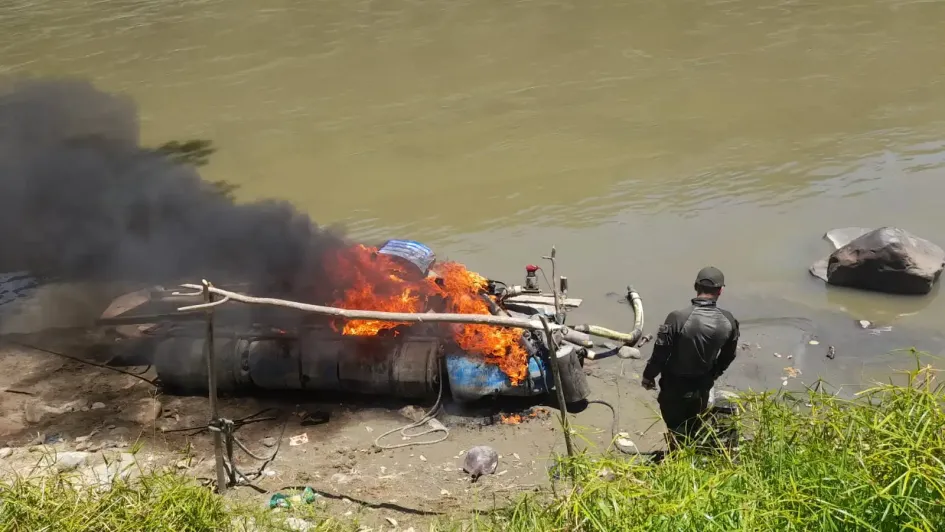 Destrucción de las dragas decomisadas. 