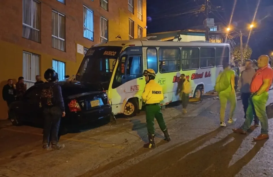Al parecer, el conductor perdió el control de bus y se fue contra la edificación.