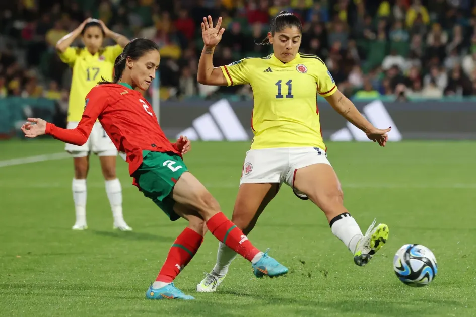 Zineb Redouani y Catalina Usme (d) compiten por el balón durante el partido de fútbol de la Copa Mundial Femenina de la FIFA 2023 entre Marruecos y Colombia en el Estadio Rectangular de Perth en Perth, Australia.