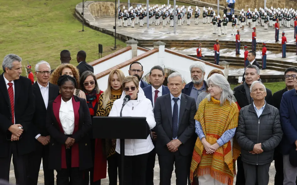 La ministra de Trabajo, Gloria Inés Ramírez, acompañada de sus compañeros de gabinete, lee un comunicado de apoyo al presidente, Gustavo Petro, hoy, en Puente de Boyacá. Colombia recuerda este 7 de agosto la Batalla de Boyacá, una confrontación determinante en el proceso de Independencia del país.