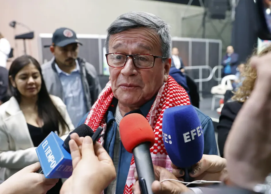Pablo Beltrán, jefe negociador del Eln, habla con los medios de comunicación previo al inicio del acto de instalación del Cese Bilateral, Nacional y Temporal entre el Estado colombiano y el Ejército de Liberación Nacional, hoy, en Corferias, en Bogotá.