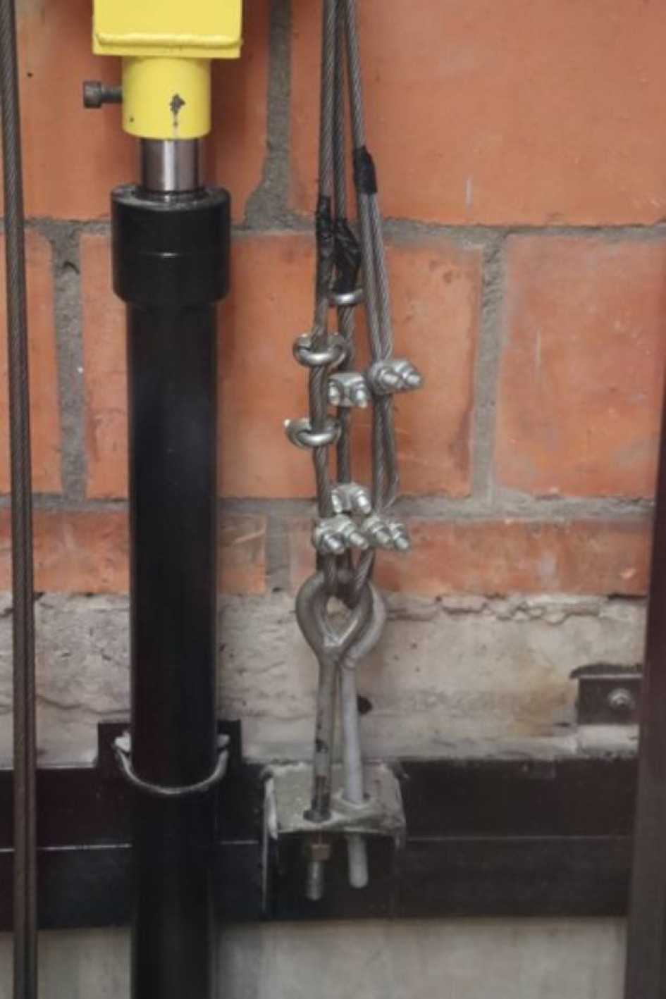 El 11 de julio, una semana después de inaugurada la nueva sede de la I.E. Pensilvania, cedió uno de los dos elevapersonas. Esta semana quedó lista la reparación, tras intervenir una guaya.