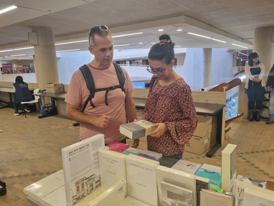 Kevin Coommer y Catalina Gallo en su recorrido por la Feria del Libro de Manizales.
