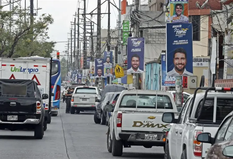 Fotografía de varias pancartas de los candidatos a la Presidencia de Ecuador, ayer, en una calle de Guayaquil (Ecuador). Este domingo los ecuatorianos acudirán a las urnas para designar al candidato que completará el período presidencial para el que fue elegido el conservador Guillermo Lasso (2021-2025).