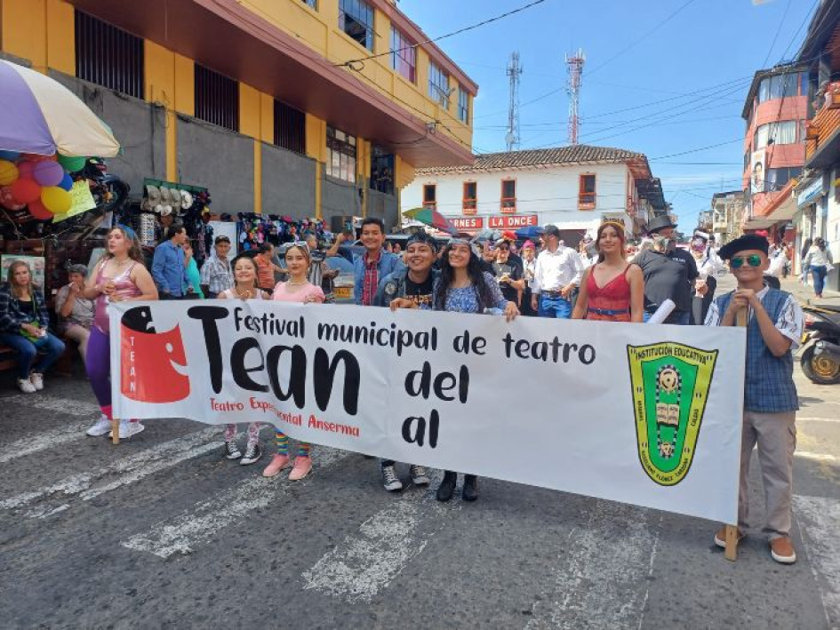 Así fue el desfile inaugural del Festival Municipal de Teatro.