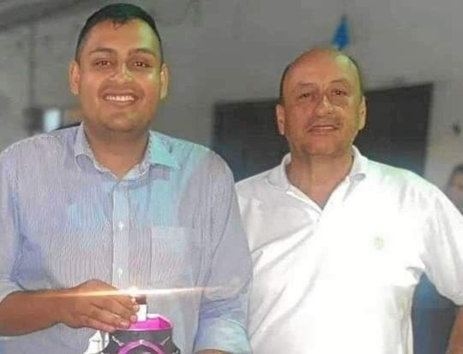 Duvalier Sebastián Cifuentes, candidato a la Alcaldía de Caloto, en compañía de su padre, Duvalier Cifuentes, quien fue asesinado en su finca.