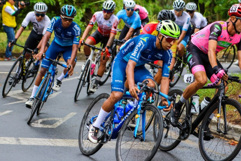 Los pedalistas caldenses Alejandro Ruiz y Leison Maca, de Supergiros.