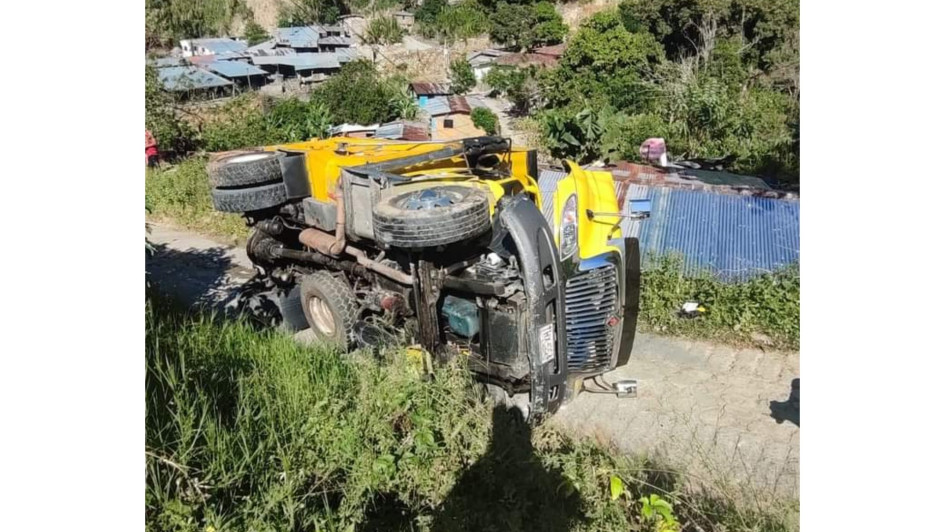 El conductor del vehículo perdió el control y se volcó en el sector de Guayabito. Los bomberos atendieron el accidente.