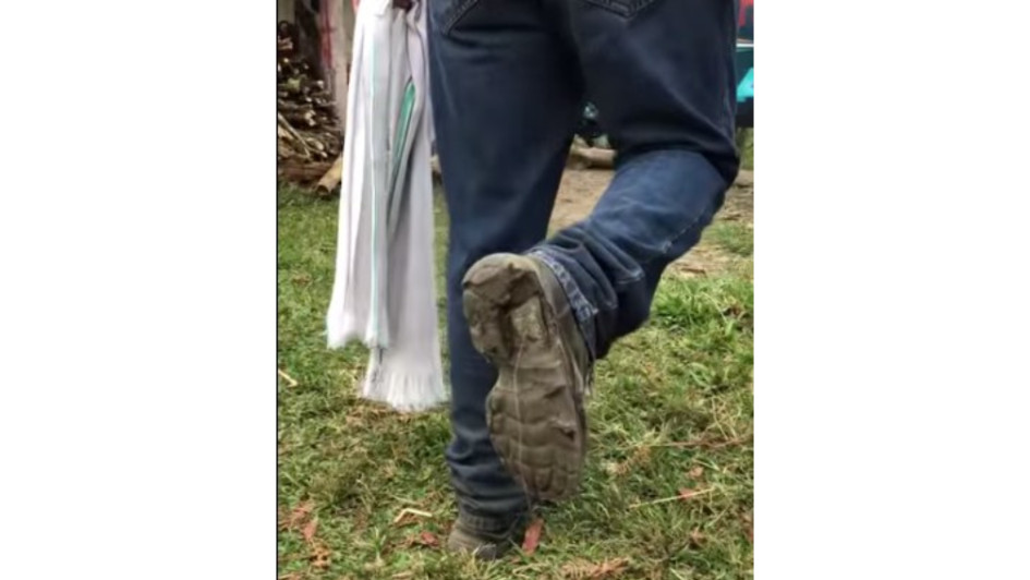 El candidato a la Alcaldía de Pensilvania Gustavo Gutiérrez publicó que ya se gastó el primer par de botas por recorrer las veredas del municipio.