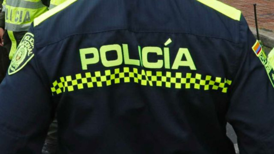 Espalda de un policía colombiano.