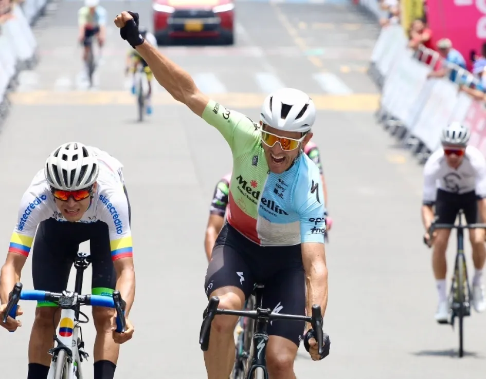 Óscar Sevilla celebra en Pereira la victoria en la quinta etapa del Clásico RCN.