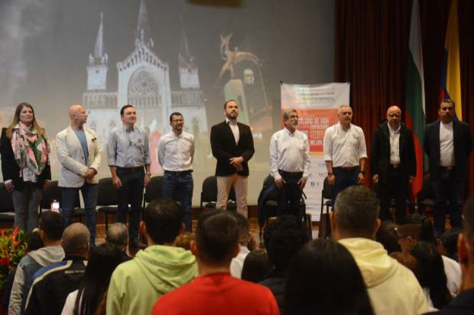 Paula Toro; Martín Ramírez; Miguel Trujillo; el moderador del Foro, Daniel Hurtado, de Manizales Cómo Vamos; Germán Vallejo; Carlos Arturo Buriticá; Francisco Javier González, y Jhon Robert Osorio.
