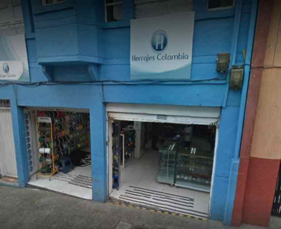 Las hermanas Adriana y Juliana Lima Galeno, junto a Isabel Cristina Rojas Giraldo, asaltaron la sede de Herrajes Colombia el 29 de marzo del 2022. Robaron $1 millón 400 mil. La víctima fue una clienta, a la que le sacaron la billetera, que portaba dinero y documentos. La señora estaba con su hijo. Una le tocó la cara al menor, generando confianza, otra le preguntaba a la afectada que si la estaban atendiendo, mientras la tercera le extraía sus pertenencias.