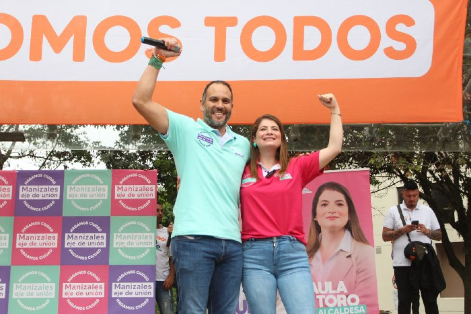 Carlos A. Arias con la camiseta de la campaña de Paula Andrea Toro a la Alcaldía de Manizales.