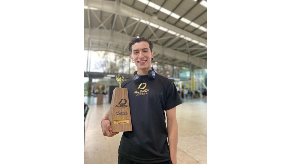 Juan José Morales Jiménez con el trofeo como mejor bailarín profesional del país.