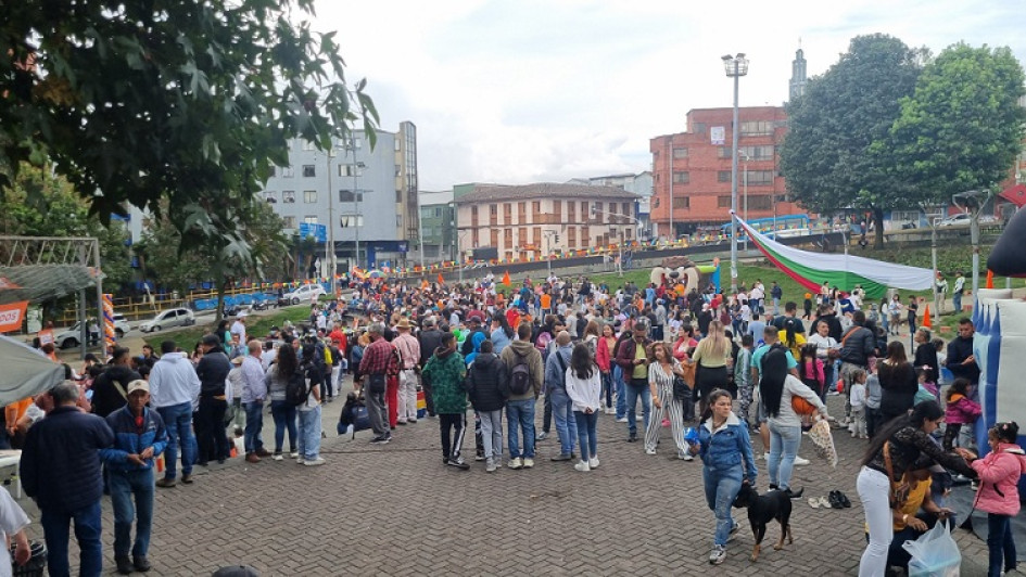 10 buses con habitantes de diferentes barrios de Manizales llegaron al evento en el que el excandidato Carlos Alberto Arias le presentó su apoyo a la candidata Paula Toro para la Alcaldía.