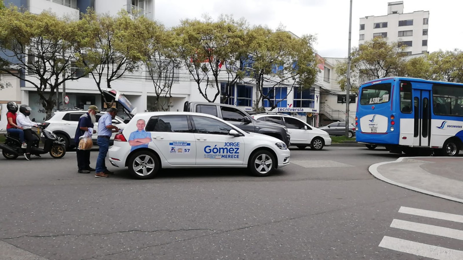 El candidato a la Asamblea de Caldas Jorge Gómez (o alguien muy parecido a él) paró su carro de campaña en plena avenida Santander de Manizales para regalarle publicidad de su candidatura a un vendedor informal.