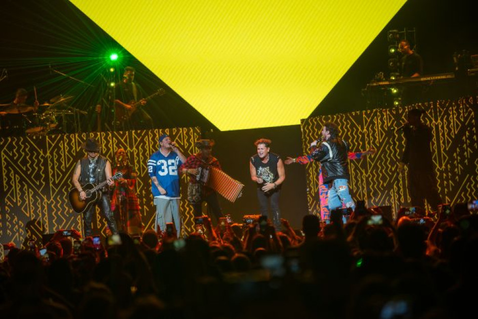 Piso 21 en su homenaje a Carlos Vives en Bogotá.