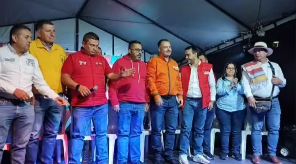 El candidato a la Alcaldía de Villamaría Jonier Alejandro Ramírez (chaqueta naranja) durante el evento que se realizó en Villamaría el pasado viernes. 