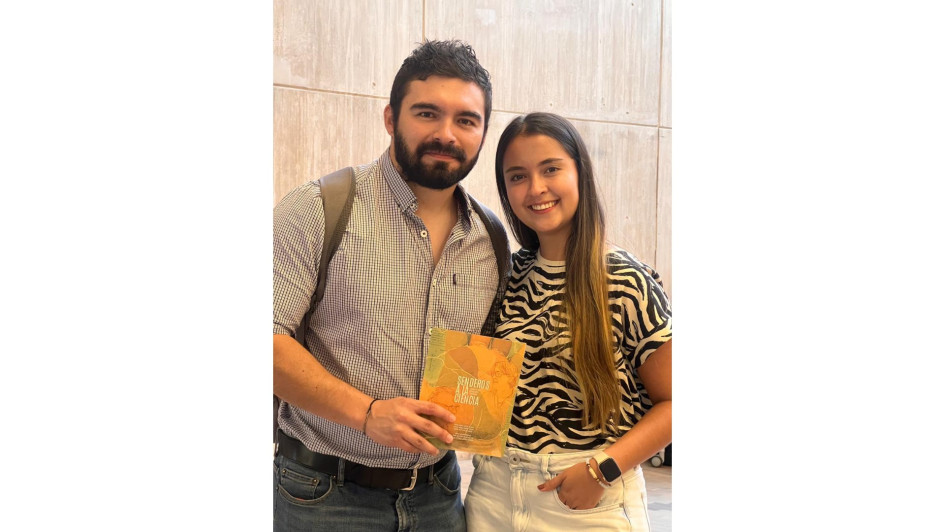 Carlos Andrés Urrego Zuluaga y Juana Valentina Bustos Villalba, integrantes del grupo de trabajo de Senderos a la ciencia, camino de dos destacables científicos.