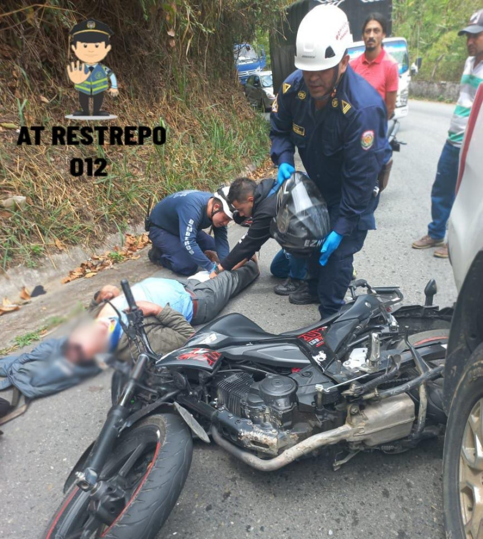 Bomberos de Aranzazu atendieron al motociclista lesionado. 