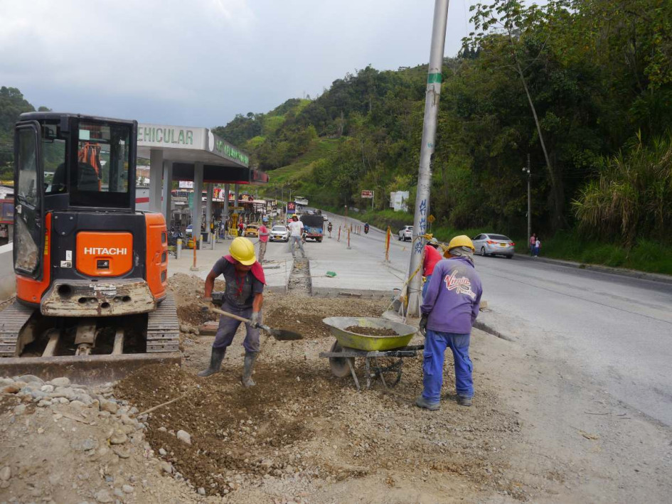 Un poste de telefonía obstruye el ingreso al cuarto carril en la vía de ingreso a Villamaría (Caldas). La empresa de telefonía Tigo Une no lo retira. Las obras estarían listas a más tardar a mediados de este mes.