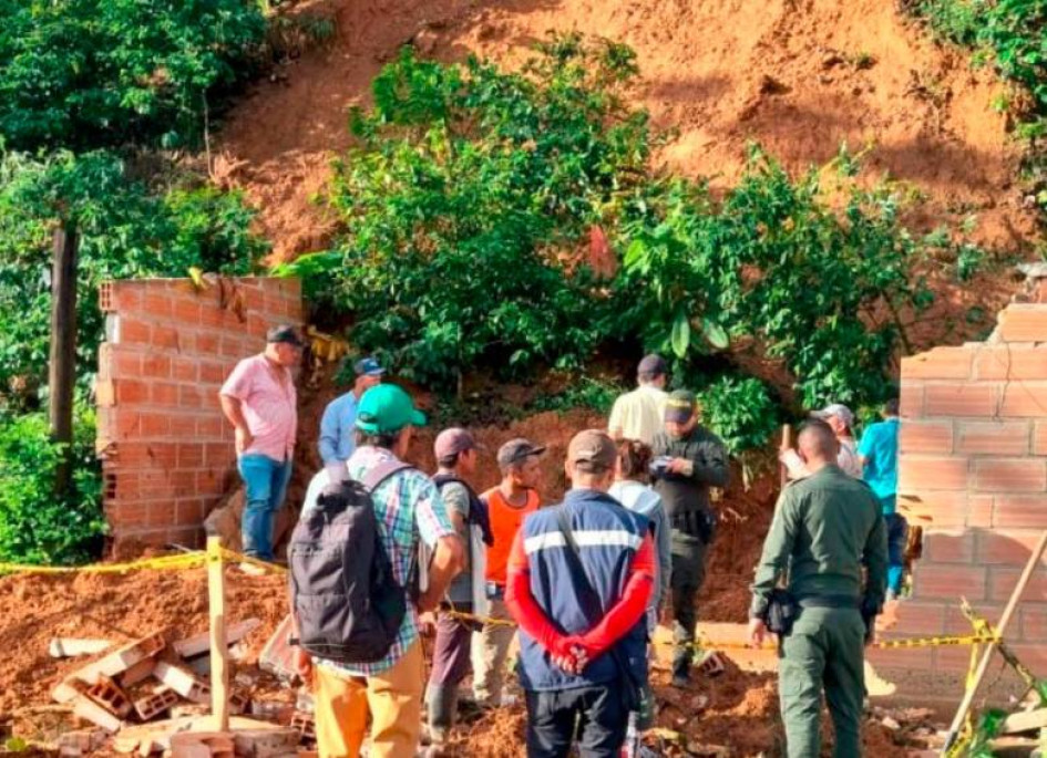 La tierra cayó sobre las habitaciones de la vivienda y que los adultos que fallecieron en el deslizamiento son venezolanos.