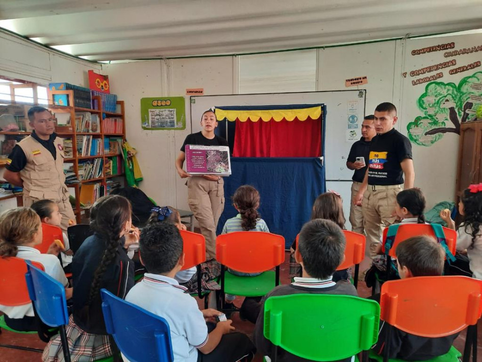 A través de obras con títeres, el Batallón educa a los niños sobre las minas antipersonas.