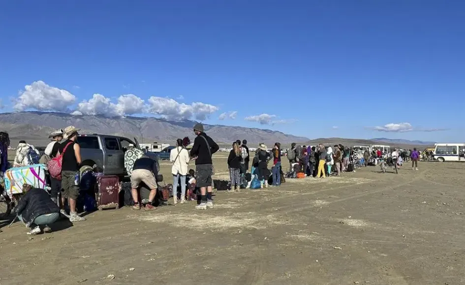 Gente saliendo del Burning Man en Black Rock City, Nevada (Estados Unidos).