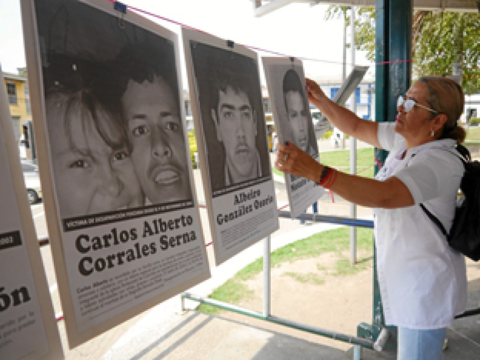 33 fotografías en blanco y negro de personas desaparecidas de Caldas y del país se expusieron en el kiosco del parque principal de Villamaría.