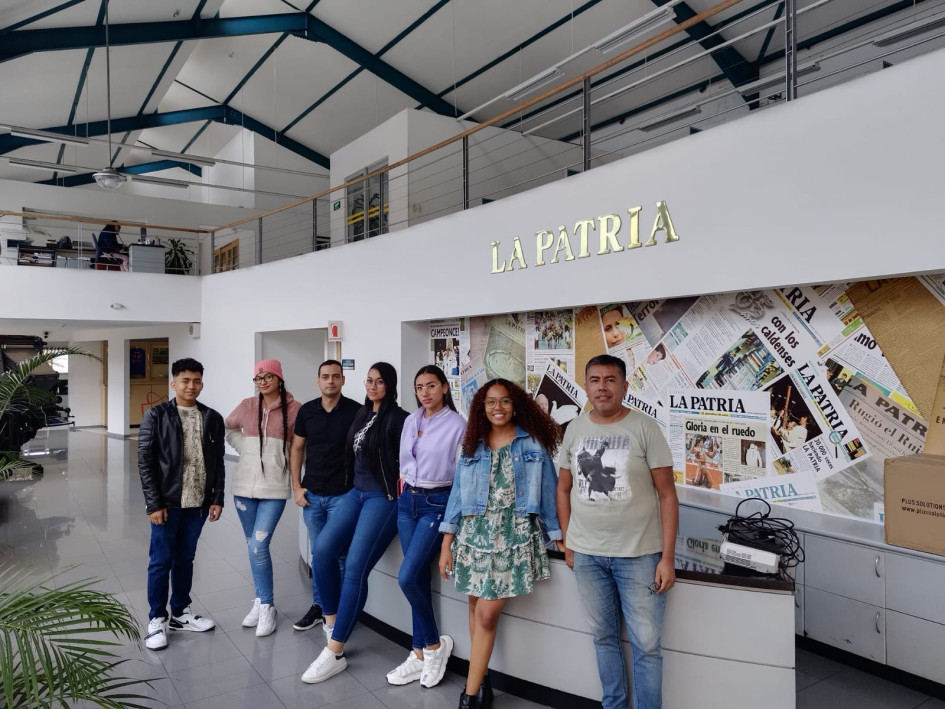 Docentes y alumnos en su visita a las instalaciones de LA PATRIA.