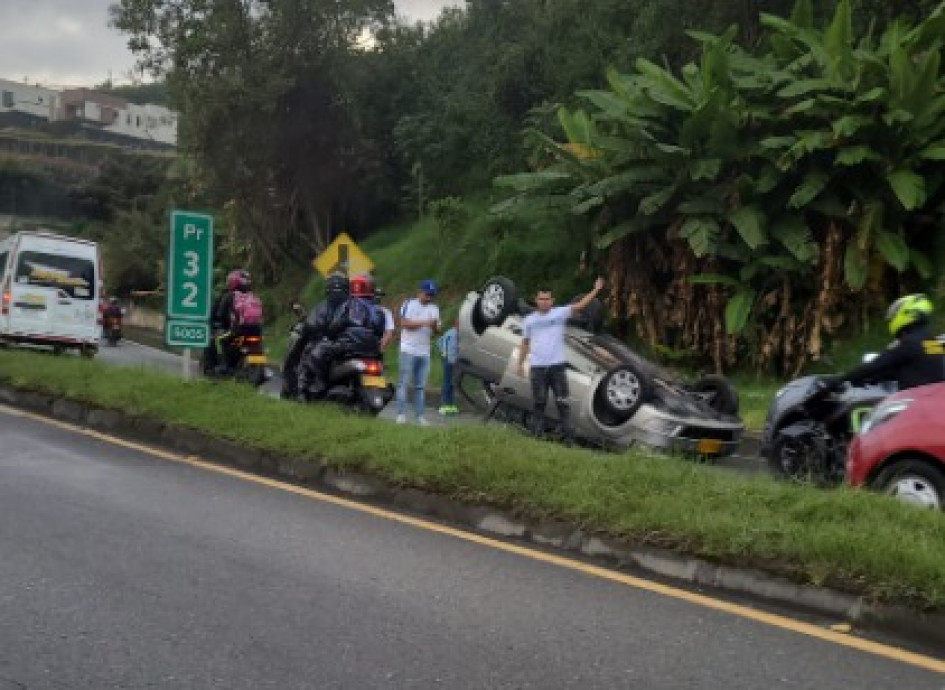 Uno de los accidentes, en el que se volcó un carro.