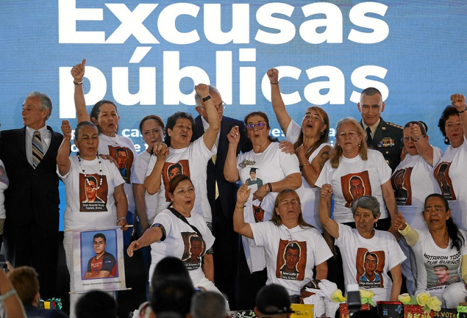 Foto | EFE | LA PATRIA  Iván Velásquez Gómez, ministro de Defensa, participó ayer junto a altos mandos militares y funcionarios en un acto de excusas públicas ante madres de víctimas de falsos positivos, en la Plaza de Bolívar en Bogotá.