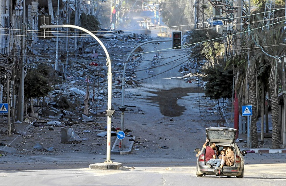 Residentes de Gaza evacúan la ciudad en medio de la destrucción por los bombardeos de Israel.