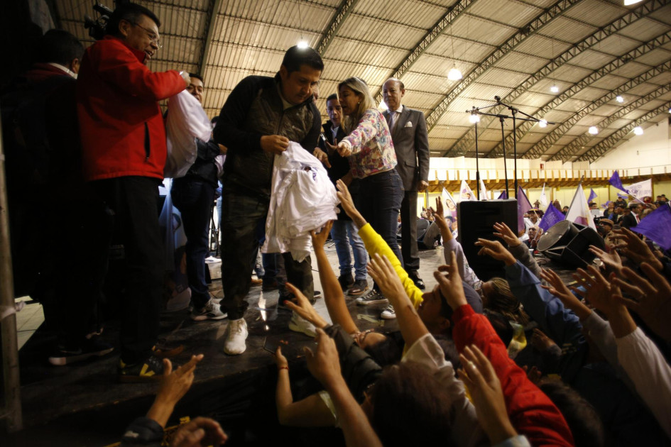 Simpatizantes del candidato a la presidencia Daniel Noboa celebran previo a los resultados del Consejo Nacional Electoral.