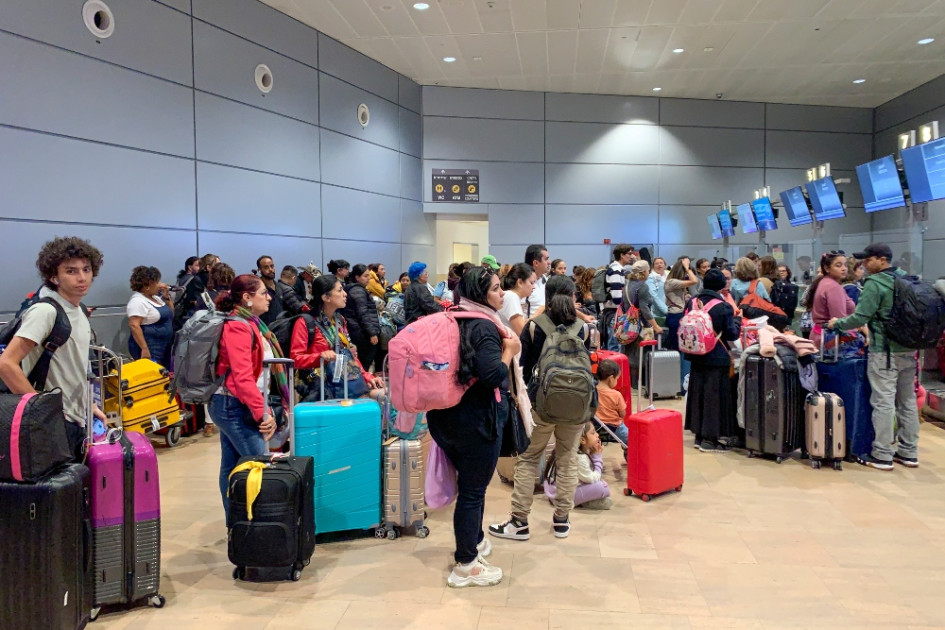 Decenas de colombianos en el aeropuerto internacional de Ben Gurión, en Tel Aviv, antes de abordar el vuelo de evacuación que los traerá a Colombia.