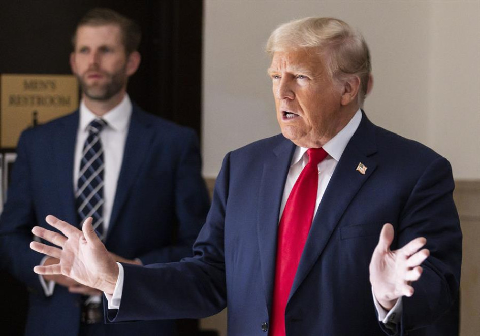 Donald Trump estuvo menos hablador este martes que ayer con la prensa, pero volvió a arremeter contra el caso, la fiscal y el juez Engoron.