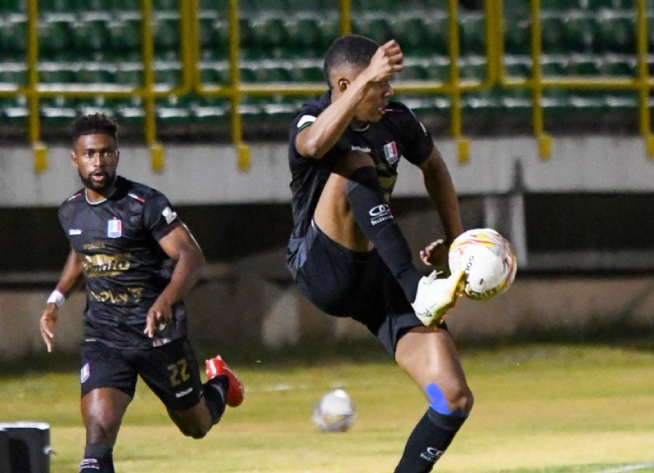 Alejandro García (con el balón), se unirá a la Selección Colombia Sub-23 para los Juegos Panamericanos.