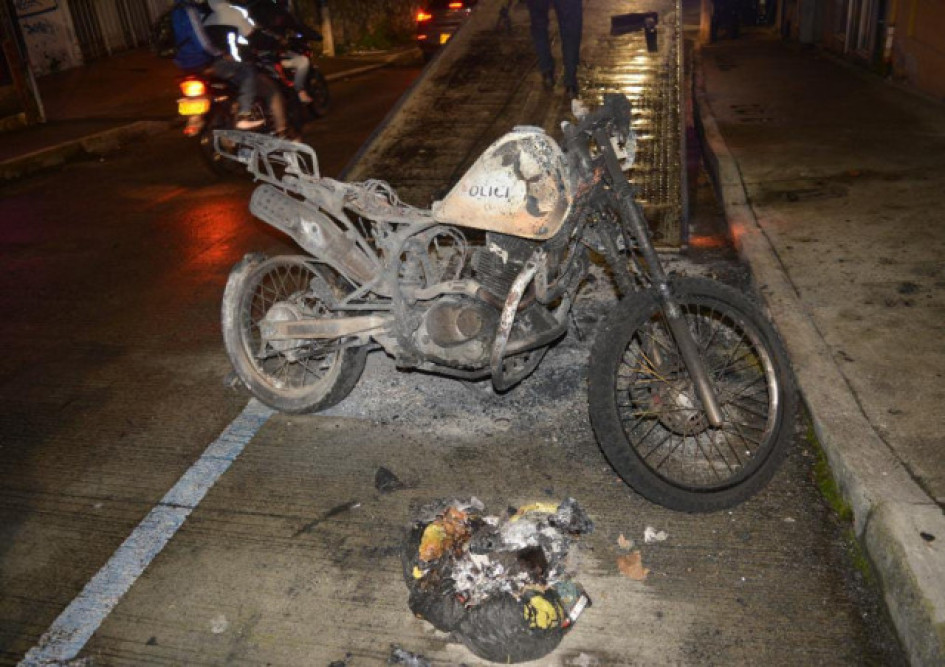 La moto Suzuki DR 200 quemada en la carrera 23 con calle 60, sector de La Estrella. Otra persona, al parecer, le sacó la gasolina para poderla incendiar.