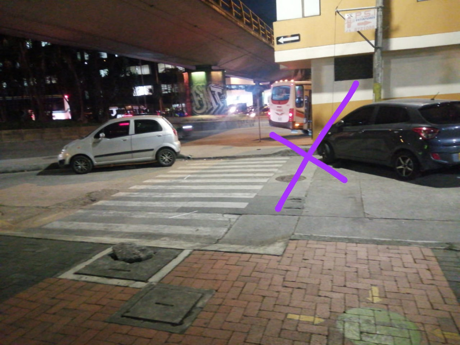 La buseta descendió por la avenida Gilberto Alzate Avendaño, en el Centro de Manizales, hasta detenerse bajo el puente de la carrera 20.