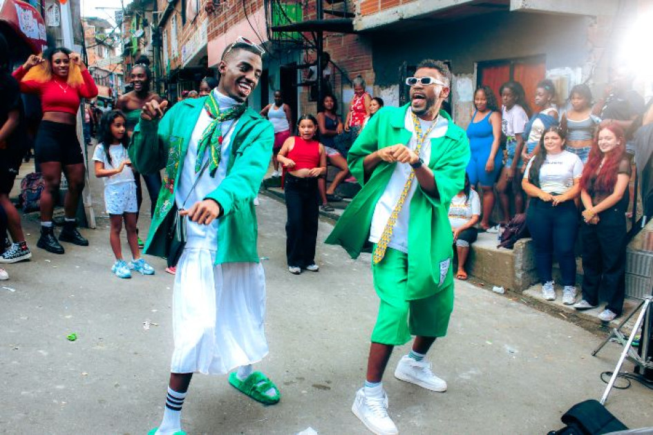 Luis Eduardo Acústico y Tostao en la grabación del video de No avanza.