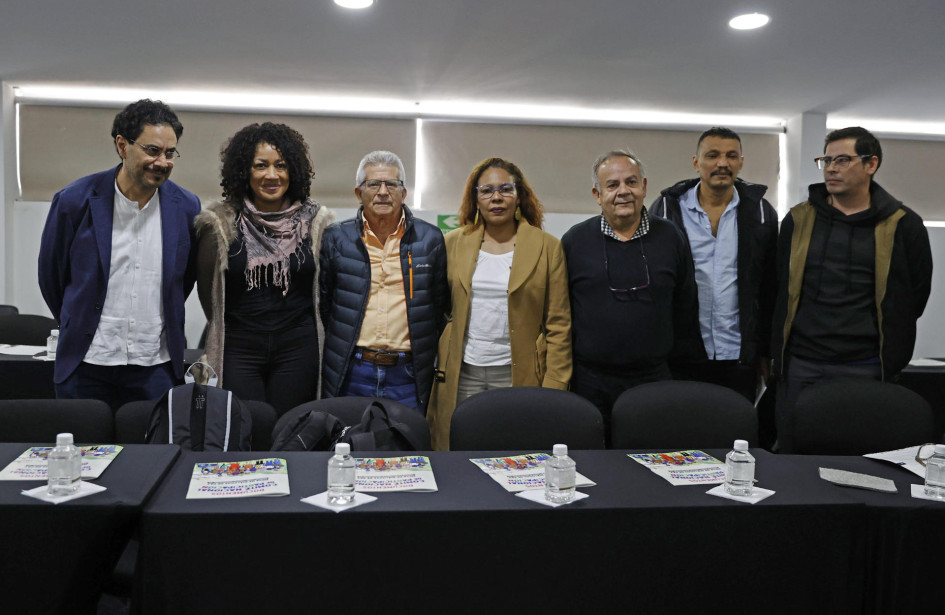 Los miembros de los equipos de negociadores del Gobierno y el Eln, de izquierda a derecha: Iván Cepeda (Gobierno), Nigeria Rentería (Gobierno), 'Aureliano Carbonell' (Eln), 'Consuelo Tapias' (Eln), coronel (r) Álvaro Matallana (Gobierno), 'Mauricio Iguarán' (Eln) y Fabián Sepúlveda participan en la instalación del Primer Encuentro Nacional para el diseño de la participación de la sociedad civil en el proceso de paz, en un evento que cuenta con la presencia de representantes de los países garantes y acompaña