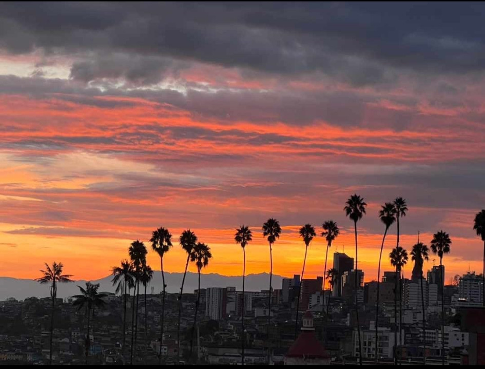 Edward Mejía compartió este atardecer, un fenómeno que los manizaleños y foráneos pueden disfrutar desde estas montañas.