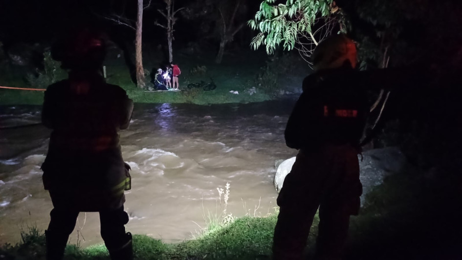 A las menores las trasladaron a un hospital tras su rescate.