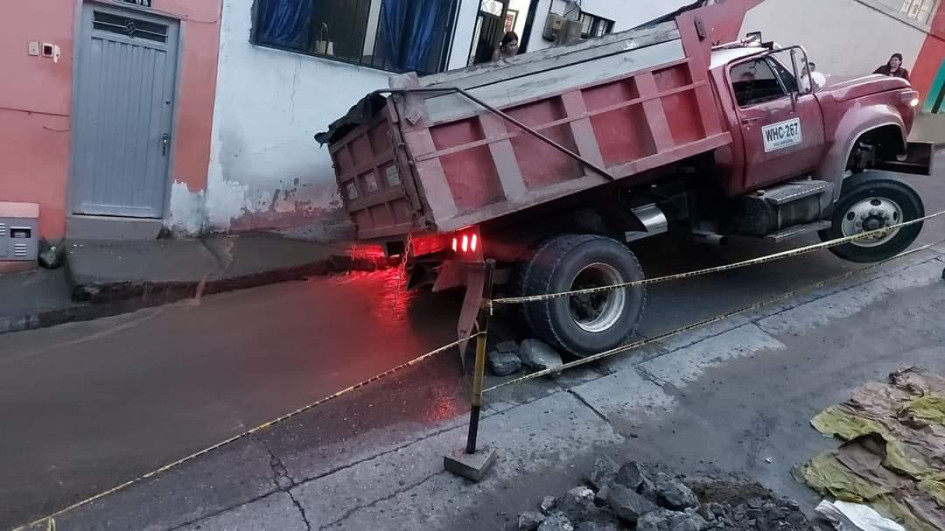 Cedió calzada de calle en Villamaría: volqueta quedó atascada