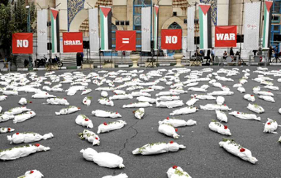 Foto | EFE | LAPATRIA Acto simbólico con flores y bolsas que simulan cadáveres, en homenaje a los niños que murieron en medio del conflicto entre Israel y Hamas. Se hizo en un evento de solidaridad con el pueblo palestino, en Teherán, Irán.