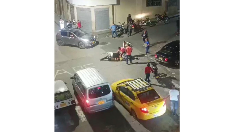 De las tres personas heridas que hubo, una recibió un balazo en una pierna. El disparo lo hizo un policía y, sin querer, rebotó en el afectado.