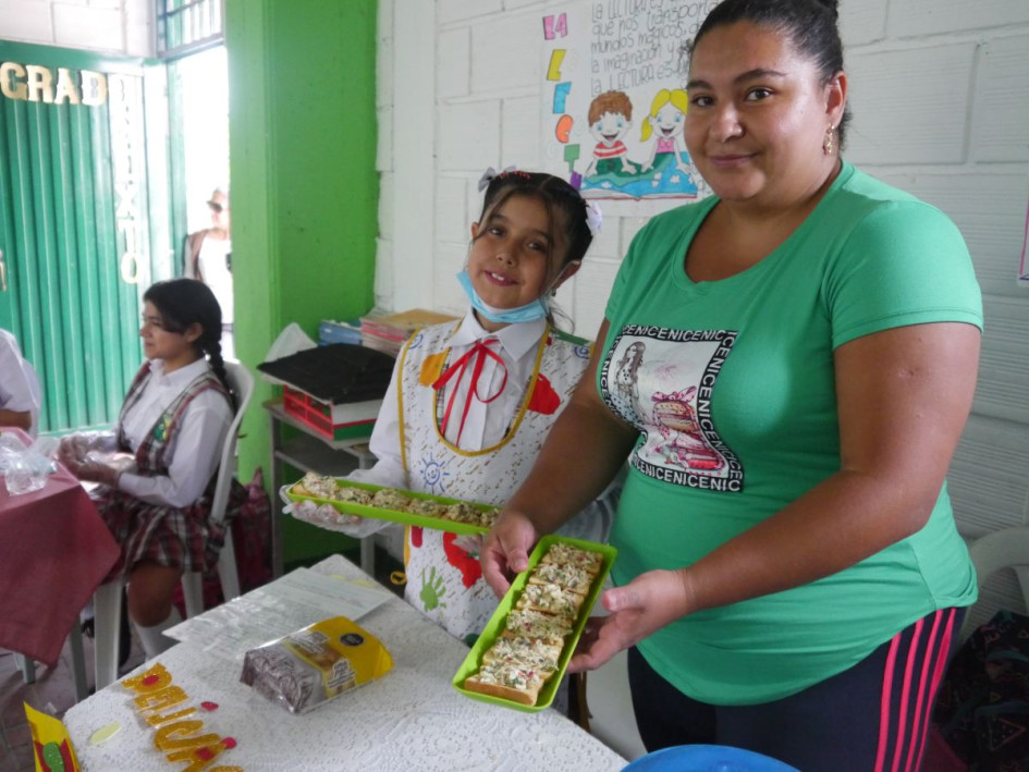 El colegio Eduardo Gómez Arrubla de Chinchiná reunió a padres de familia y a estudiantes en la tercera Feria del Emprendimiento. Mostraron gastronomía y lo que cosechan en la granja del colegio.