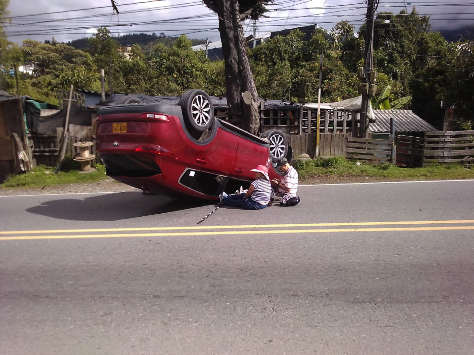 Dos adultos mayores lesionados en el volcamiento de un carro en Maltería