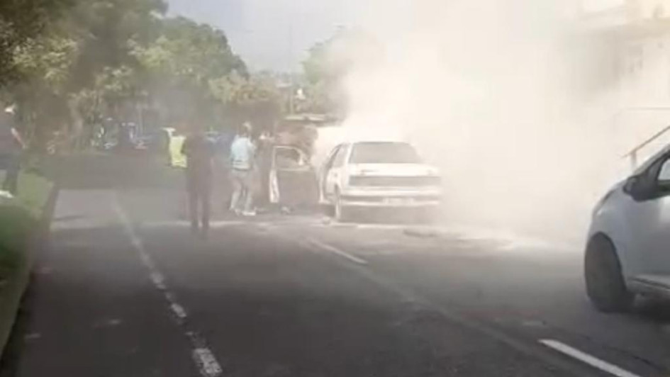 Según el video suministrado por un ciudadano se puede observar que la comunidad del sector sale con extintores a ayudar a apagar el incendio.